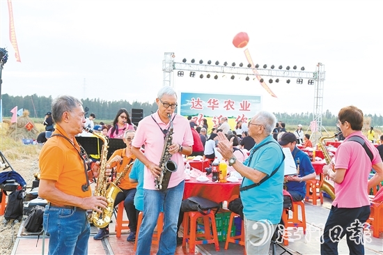 表演人員在稻田里吹響薩克斯風，與澳門禮樂鄉(xiāng)親齊慶豐收。