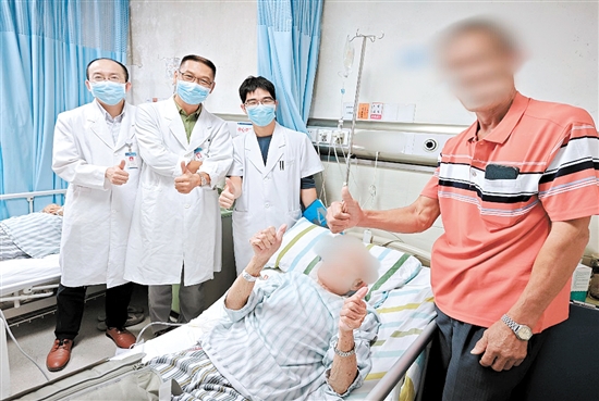 患者及家屬為醫(yī)護人員點贊。