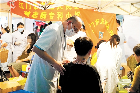 市民在夜市體驗(yàn)中醫(yī)傳統(tǒng)療法。