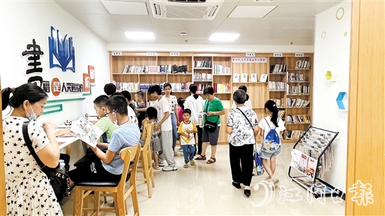 江南街道江翠社區(qū)黨群服務(wù)中心圖書角，一到周末讀者便絡(luò)繹不絕。
