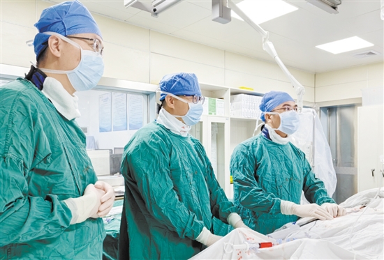 心血管內(nèi)科團(tuán)隊(duì)為患者實(shí)施高難度的ECMO輔助TAVR手術(shù)。