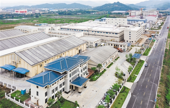 全省首個農(nóng)產(chǎn)品加工示范區(qū)廣東省農(nóng)產(chǎn)品加工示范區(qū)（江門臺山），其中斗山園區(qū)南部片區(qū)已引進18個項目17家優(yōu)質(zhì)企業(yè)，計劃總投資超30億元。大型臺山大米加工廠“國糧二期”及天業(yè)冷鏈物流項目已經(jīng)投產(chǎn)。