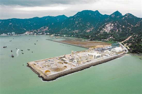 廣海灣港區(qū)布局銅鼓灣、魚塘灣、長沙灣三個作業(yè)區(qū)，年通過能力達1.85億噸。圖為魚塘灣作業(yè)區(qū)碼頭和物流中心建設(shè)正加快建設(shè)。