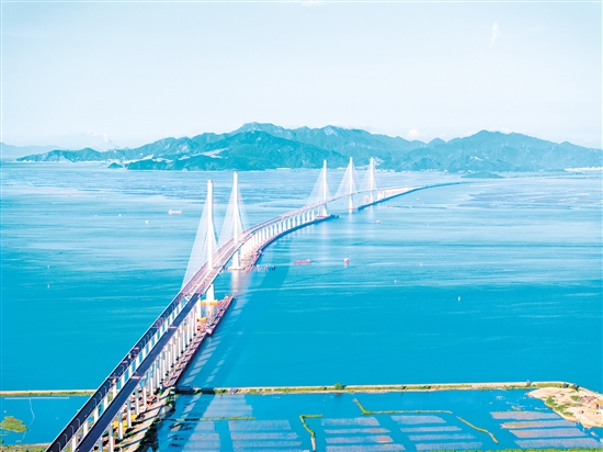 鳥瞰視角下的高欄港大橋（近）和黃茅海大橋（遠）。