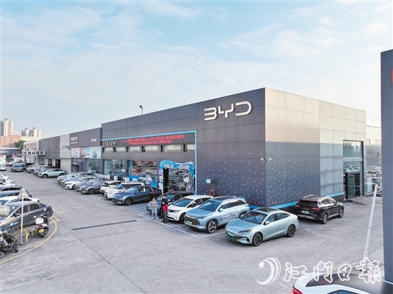 利生車城聚集了比亞迪、廣汽埃安等多個(gè)知名汽車品牌。