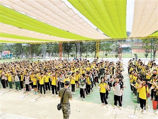 在大沙里·歡茶谷，教官在指導(dǎo)學(xué)生們訓(xùn)練。