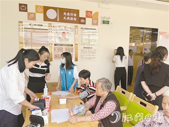 江南街道提供一站式養(yǎng)老服務，為老年人免費體檢。