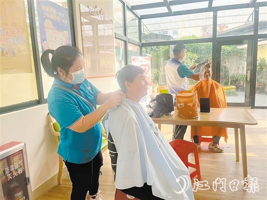 江南街道聯(lián)合社工機構開展義剪活動。