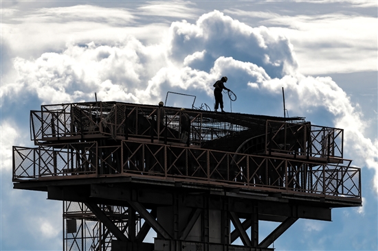 建設者在云海之下用雙手筑建“海上長龍”。