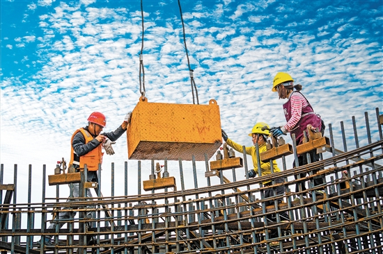 建設者們齊心協(xié)力，奮力沖刺建設關鍵節(jié)點。