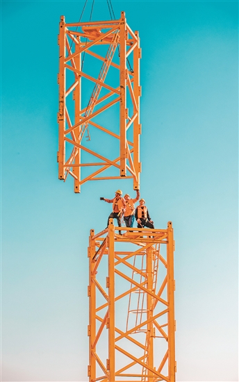 建設者小小身軀“指揮”大型鋼構件。