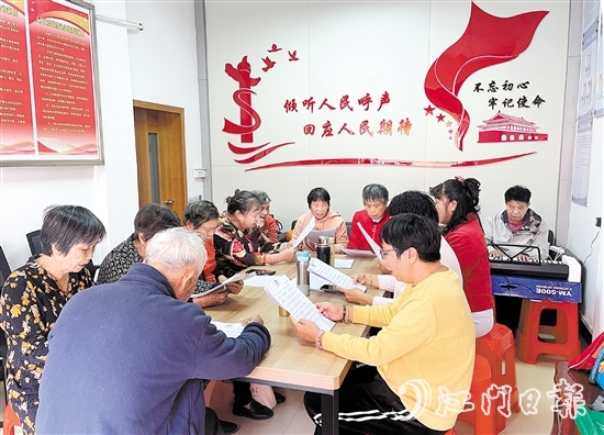 文昌沙社區(qū)居民在黨群服務(wù)中心開展“唱響鄰里好聲音”紅歌獻(xiàn)唱活動(dòng)。