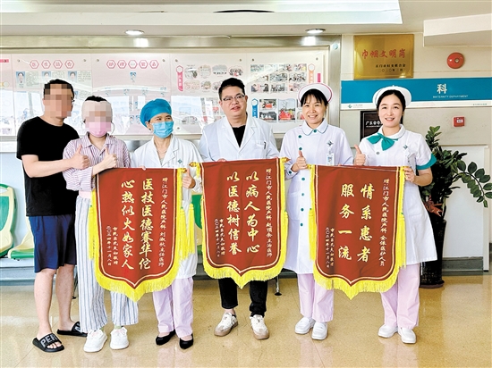 呂女士和丈夫送上錦旗表達感激之情。