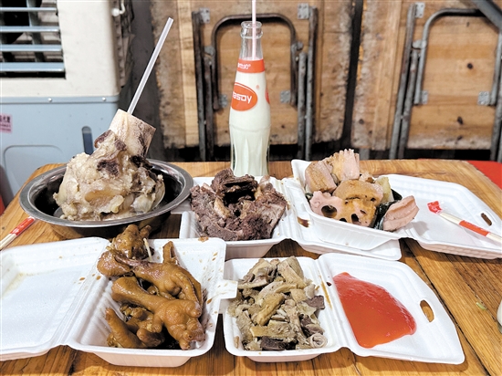 月山“三點(diǎn)三”小吃街的美食味道不錯(cuò)。