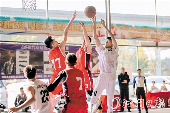 球員在賽事收官戰(zhàn)中拼盡全力、賽出風采。