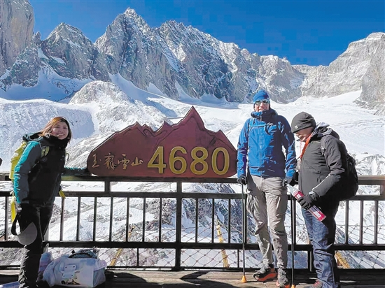 Jesse（右二）腿部骨折手術50天后，登上了玉龍雪山海拔4680米處。
