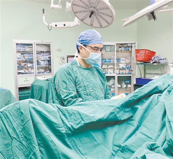創(chuàng)傷骨科亞?？漆t(yī)生為患者施行手術。