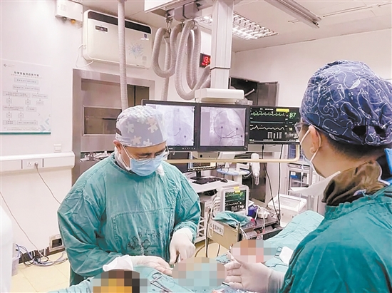 醫(yī)生為患者實(shí)施介入手術(shù)。