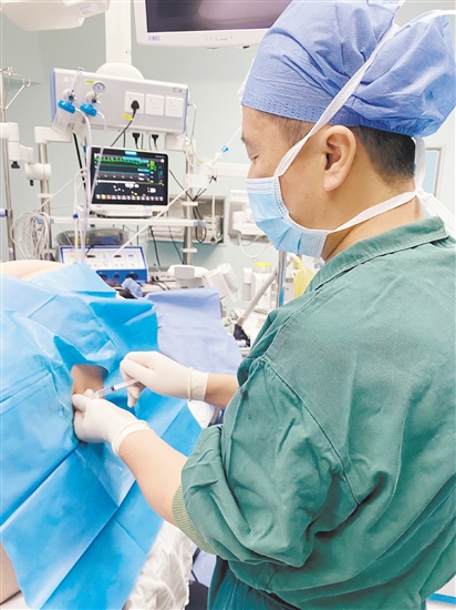 醫(yī)生為孕婦進行麻醉。