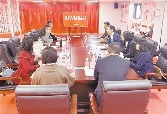 與會(huì)者進(jìn)行深入交流。