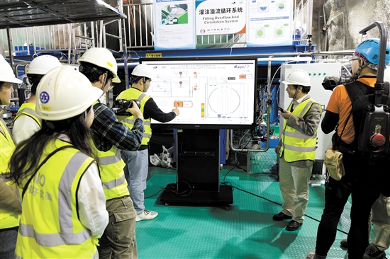 12月18日，江門中微子實驗項目經(jīng)理王貽芳院士（右二）和科研人員一起啟動液體灌注。