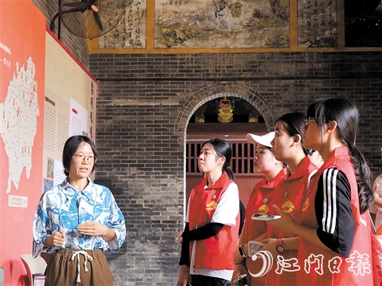 “行走中的黨課”讓學(xué)習(xí)形式“活”起來、“動(dòng)”起來、“熱”起來。圖為黨員到南村村參觀學(xué)習(xí)。