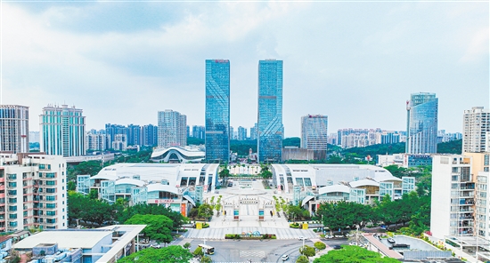 江門不斷優(yōu)化營商環(huán)境，吸引更多澳門項目前來落戶。圖為江門繁榮的商業(yè)圈。