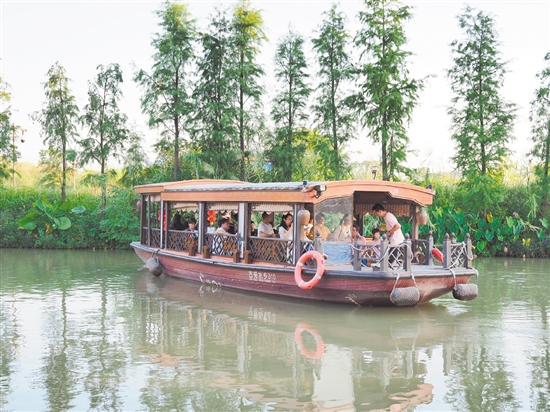 游客在古勞水鄉(xiāng)旅游區(qū)乘坐游船欣賞水鄉(xiāng)風(fēng)景。