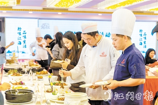 評(píng)委們用專業(yè)的味蕾去感受每一道菜的獨(dú)特風(fēng)味。受訪者供圖