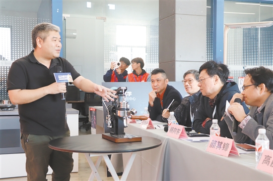 大賽評(píng)委與答辯企業(yè)代表交流產(chǎn)品設(shè)計(jì)理念。