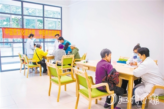 蓬江區(qū)北區(qū)衛(wèi)生院醫(yī)務(wù)人員到甘化社區(qū)居家養(yǎng)老服務(wù)站開(kāi)展義診活動(dòng)。