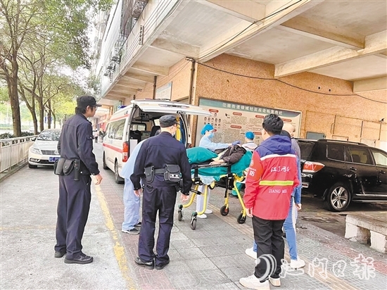 網(wǎng)格員協(xié)助醫(yī)護(hù)人員救助突發(fā)意外的老人。