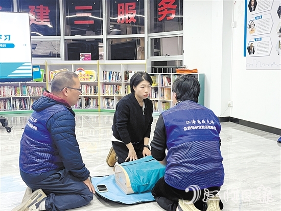 志愿者們利用模擬人進(jìn)行現(xiàn)場演示，并指導(dǎo)居民進(jìn)行實(shí)操訓(xùn)練。