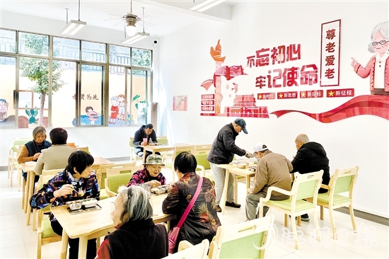 長者在甘化社區(qū)居家養(yǎng)老服務站就餐。