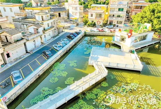 上巷村扎實推進綠美生態(tài)建設(shè)。圖為水上書吧。