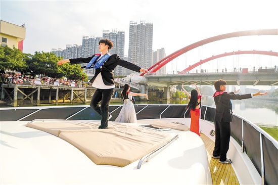 活動(dòng)現(xiàn)場(chǎng)，一艘游艇出現(xiàn)在江門河上，飄出悠揚(yáng)的歌聲，船上的演員身著禮服載歌載舞。郭永樂(lè)