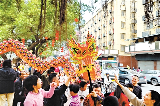 金龍表演受到市民熱捧。