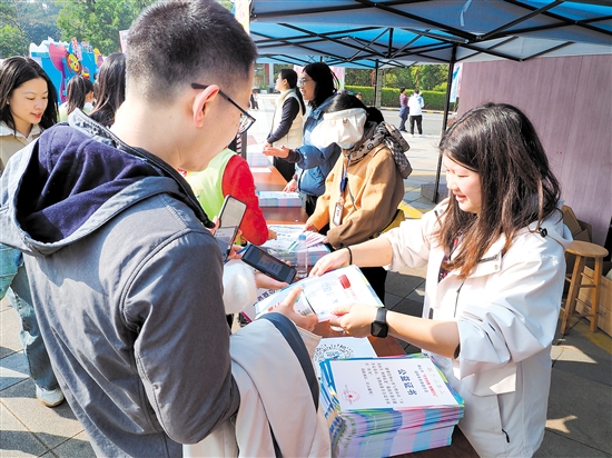 工作人員為捐贈(zèng)步數(shù)的參加者頒發(fā)公益證書(shū)。