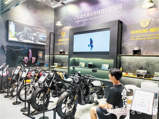 蓬江區(qū)摩托車企業(yè)積極往外拓展市場(chǎng)、尋找出路。圖為第136屆廣交會(huì)上的建雅摩托展位。