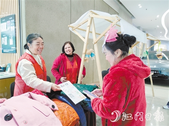 志愿者霞姐的衣物攤位吸引了不少顧客前來選購。