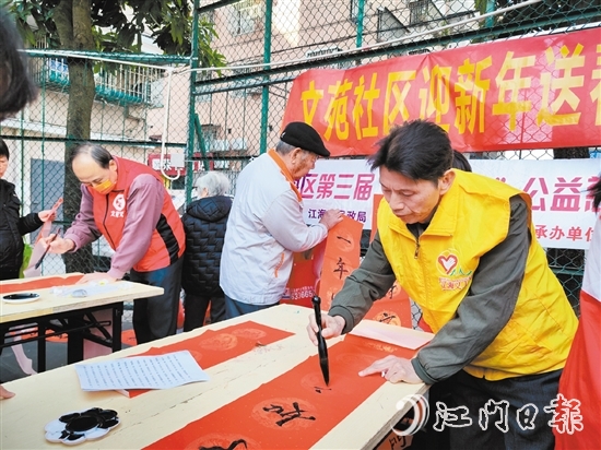 志愿者在攤位上揮毫潑墨。