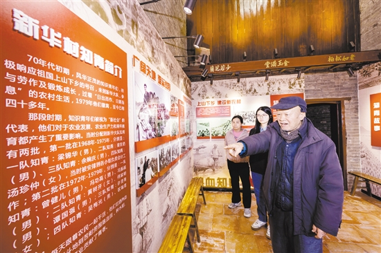 知青故事紀(jì)念館是深受村民喜歡的打卡點，80多歲的老知青梁錦華常來這里重溫以前的歲月。