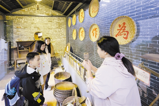 農(nóng)耕文化展示館里的農(nóng)具全是村民捐獻的，引發(fā)了孩子們的好奇心。