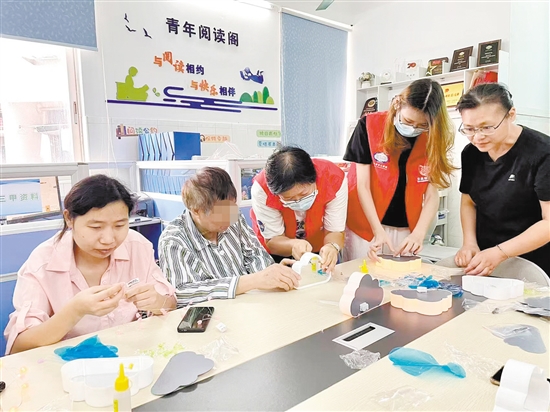 江門市中心醫(yī)院神經(jīng)內(nèi)科團(tuán)隊為老年群體提供高品質(zhì)護(hù)理服務(wù)。