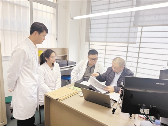 評審專家對江門市中心醫(yī)院法醫(yī)物證司法鑒定所進(jìn)行全面評查。