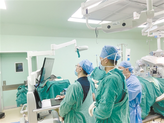 根據(jù)機(jī)器人的導(dǎo)航，骨科醫(yī)護(hù)團(tuán)隊為患者精準(zhǔn)置入內(nèi)植入物。