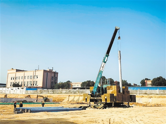 打樁機(jī)在工地上繁忙作業(yè)。鄧少軍