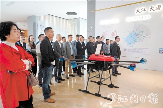 企業(yè)家們參觀龍溪湖江海區(qū)產(chǎn)業(yè)展廳。