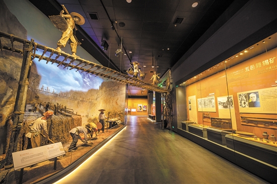 中國(guó)僑都華僑華人博物館展示了江門籍華僑華人遠(yuǎn)渡重洋赴外謀生創(chuàng)業(yè)、回報(bào)家鄉(xiāng)的完整歷史。黎禹君