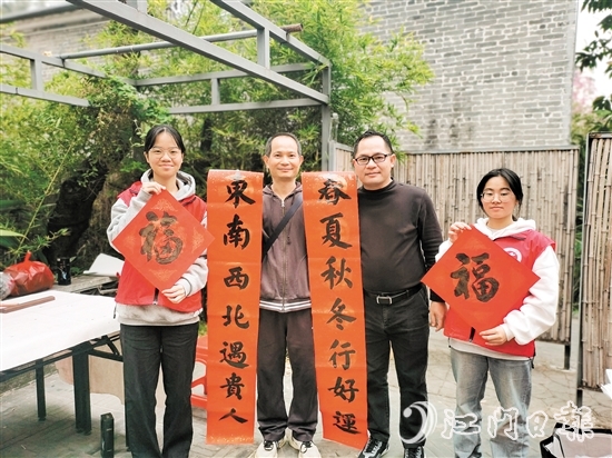 群眾拿到揮春后臉上洋溢著幸福的笑容。